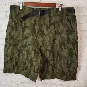 Men's Lake & Trail camo cargo shorts, size Large